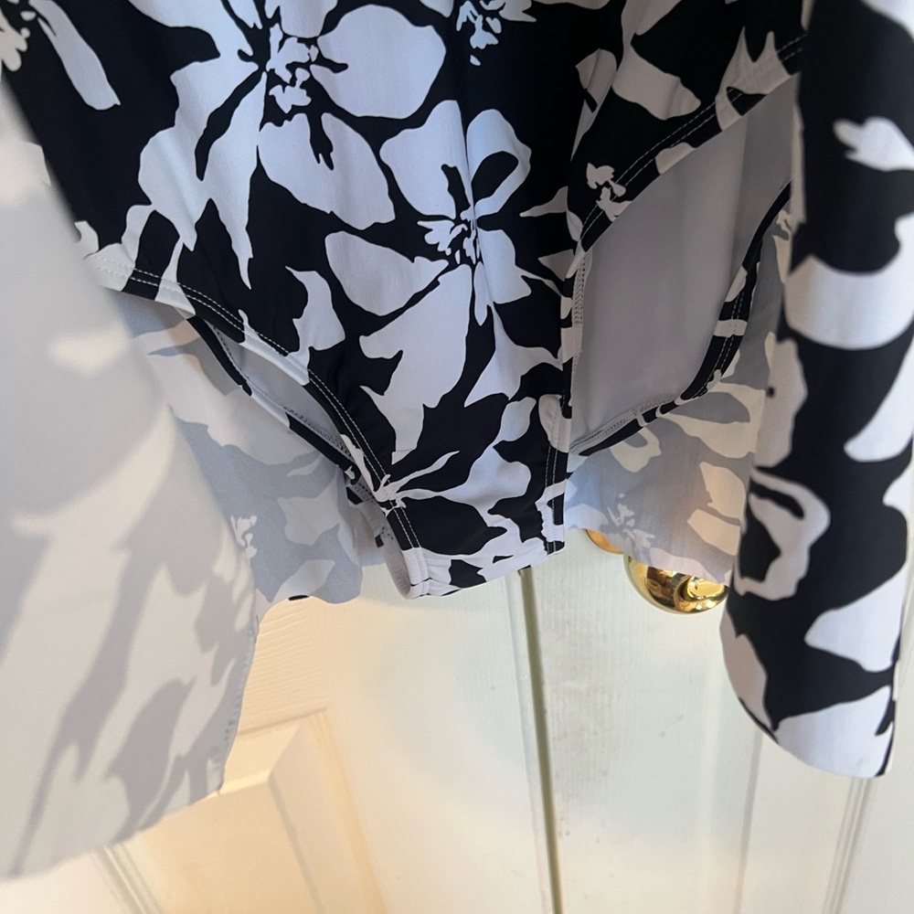 ✅Liz Claiborne Black and White Floral swim dres—-size :10( - Picture 11 of 12
